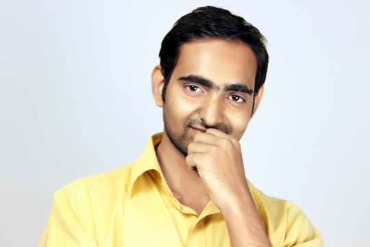 人物摄影_白色背景黄色衬衫黑色短发男性肖像