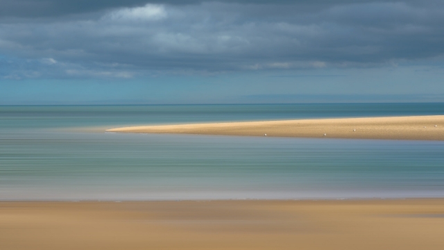 乌云下海边沙滩空旷美景