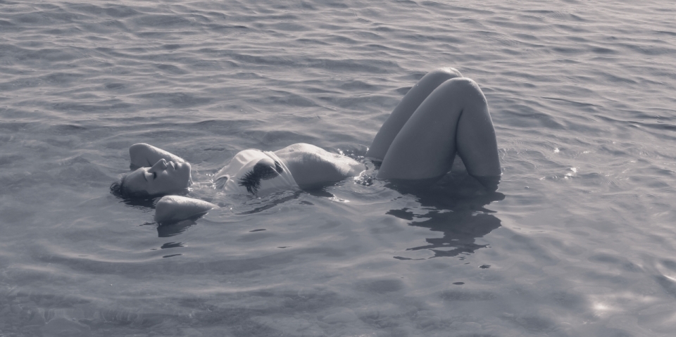 躺在浅水区海浴的性感美女黑白摄影