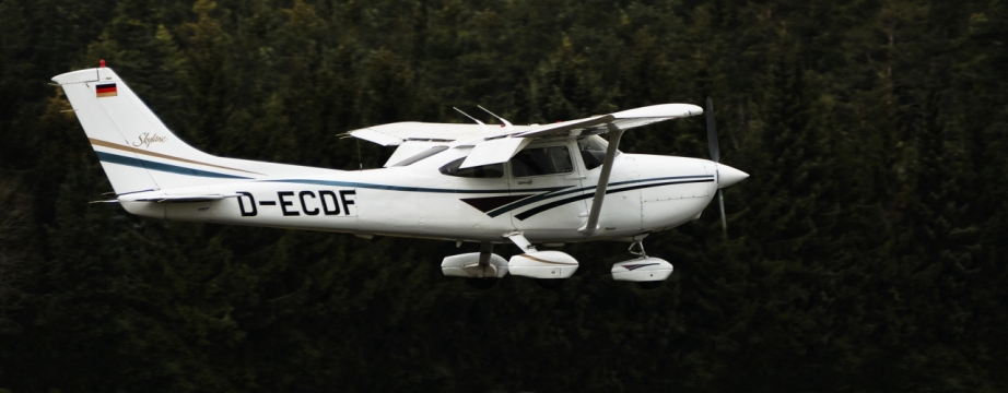 黑色背景下的水上飞机特写