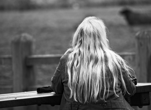 黑白城市街道长发美女背影