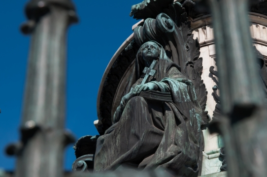 高大建筑外墙青铜人物雕塑特写