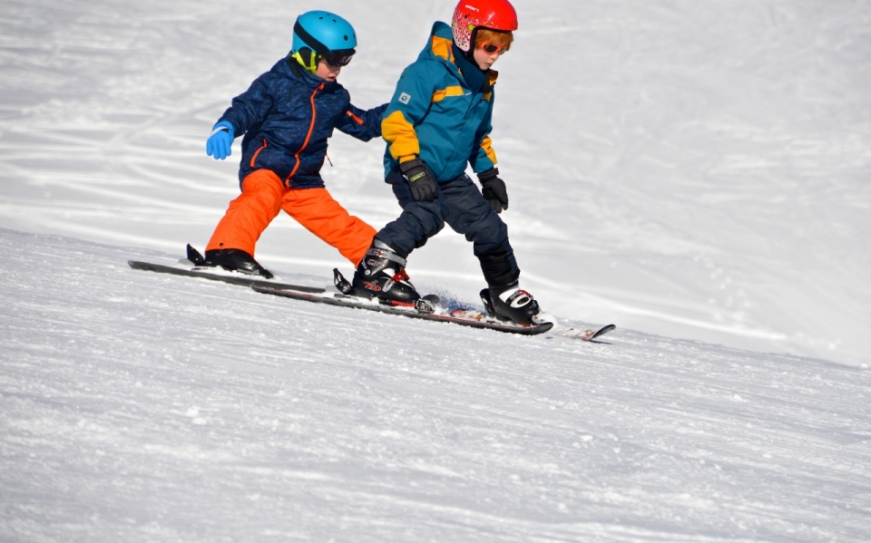 冬天阳光下雪地滑雪运动游玩竞速儿童