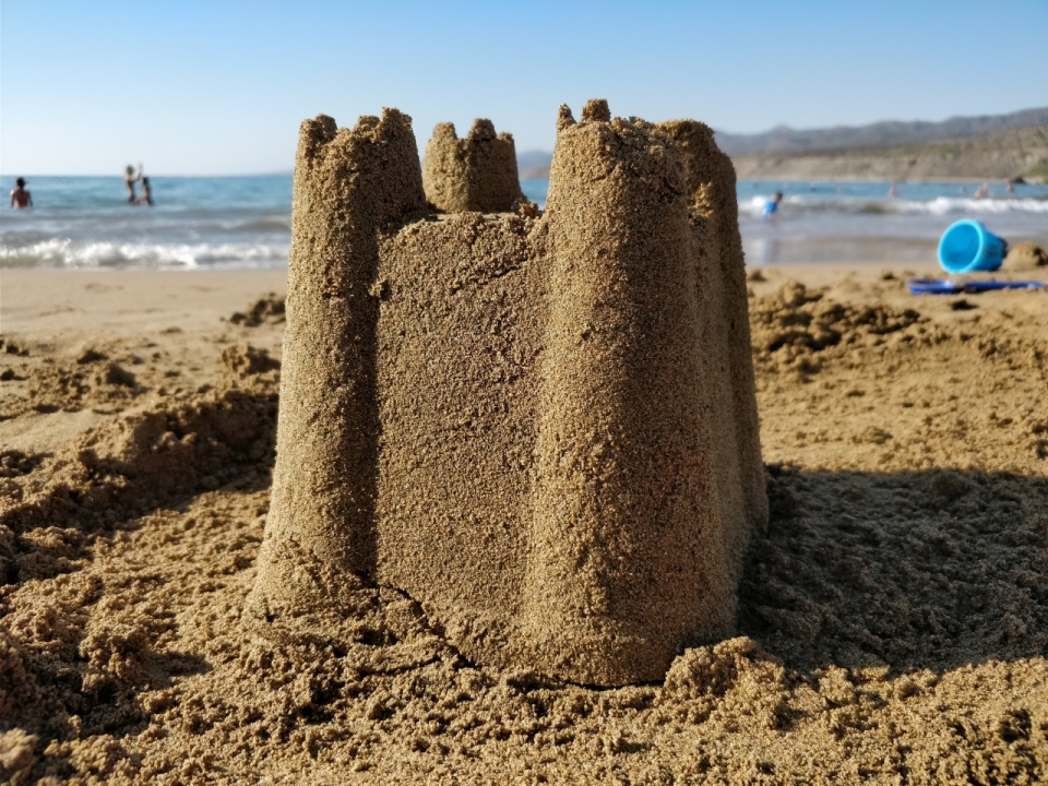 海边沙滩上精致沙堆城堡特写