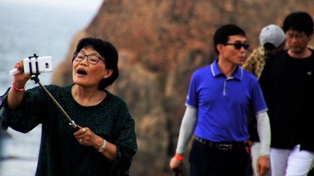 户外自然山峰前自拍中年女性