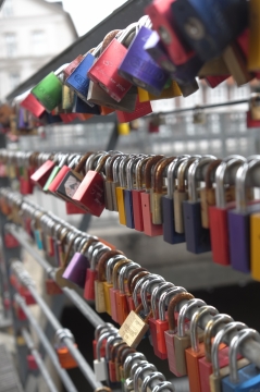 栏杆上各式各样小锁特写