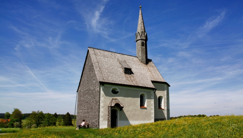 建筑摄影_蓝色天空绿色草坪上古老教堂建筑
