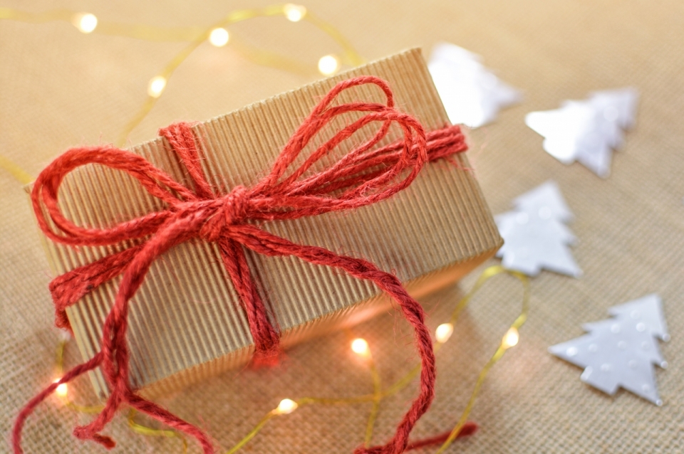 红绳精美包装礼物盒与银色纸片圣诞树