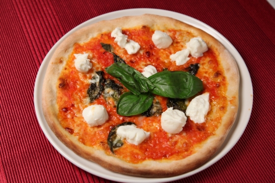 餐厅红色桌面白色盘子新鲜美味披萨美食