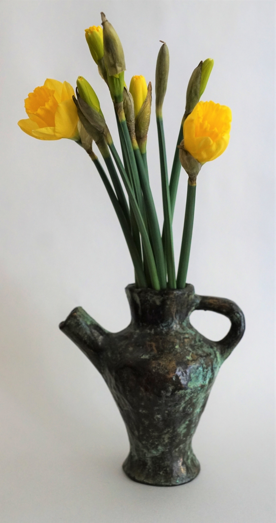 文艺复古花瓶中黄色花朵绿色枝干自然植物
