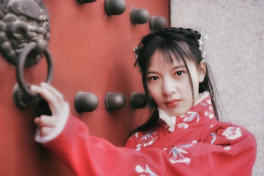 红底栀子花汉服古装美女