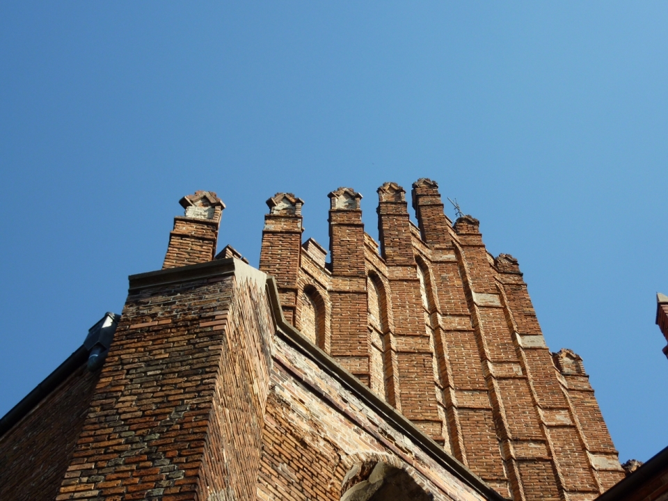 海乌姆诺古老高大石砖教堂建筑
