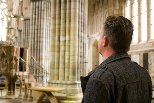 英国教堂建筑室内短发男性