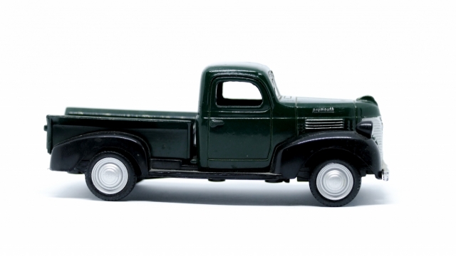 白色背景绿色货车玩具模型