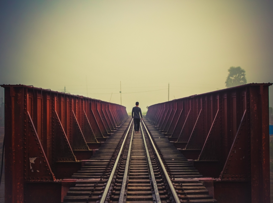 人物摄影_孤独行走在铁道上的人