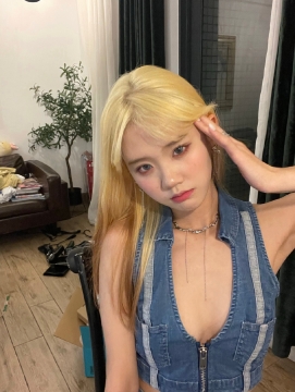 井川里予低胸性感妩媚撩人写真