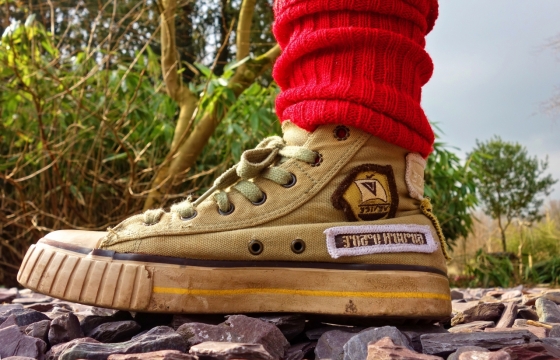 阳光自然户外人足部肮脏帆布鞋