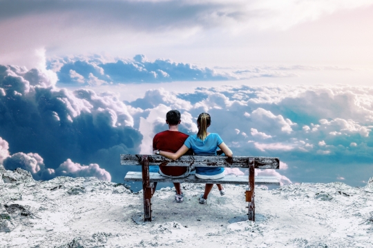 山峰长椅情侣看蓝天白云自然景观