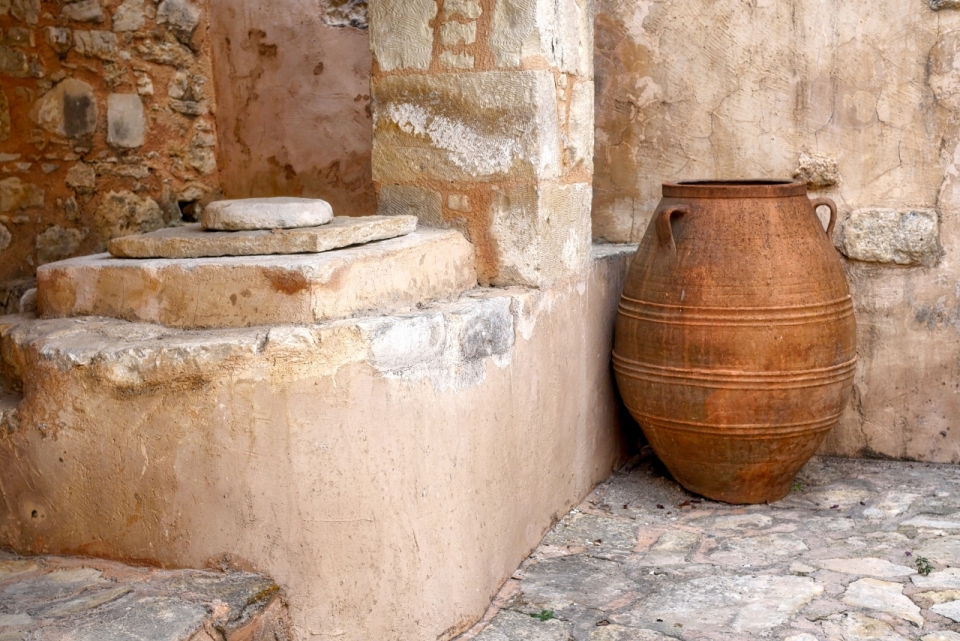石墙角落里的棕色陶罐