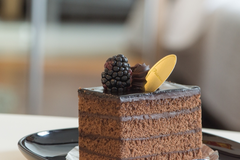 餐厅美味树莓巧克力蛋糕甜点特写