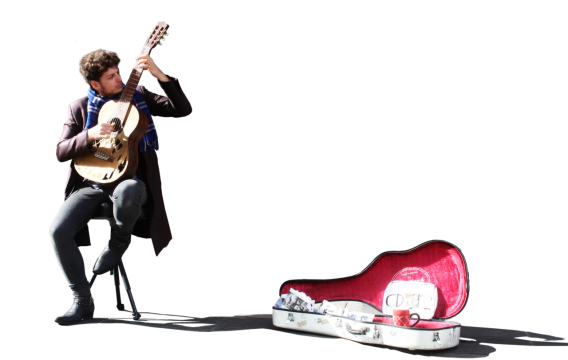 坐在凳子上弹吉他的男子和吉他包