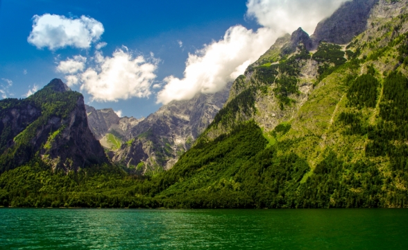蓝天白云自然山峰绿色湖泊风光