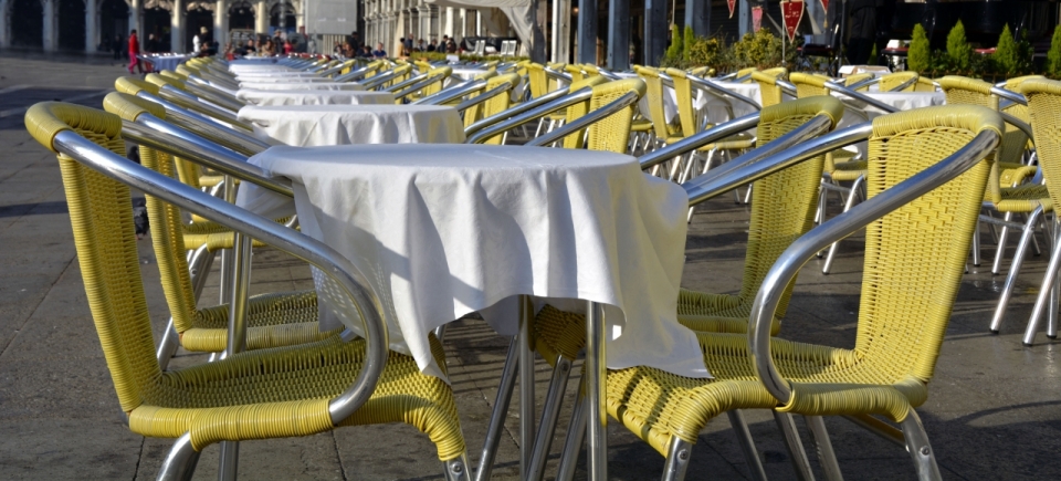 城市公园餐厅室外白色桌子黄色椅子