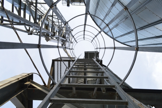 仰拍爬梯上高楼大厦屋顶建筑