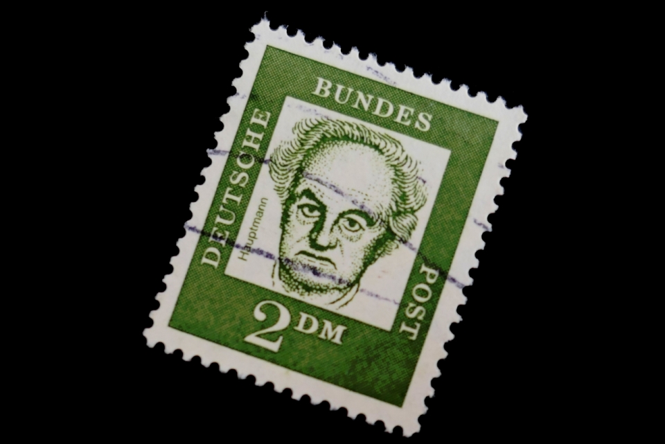 黑色背景古老绿色纸质邮票收藏
