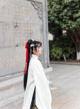 长发古装美女执扇高清照片