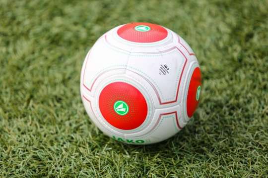摄影基础_绿色自然草坪红色白色足球