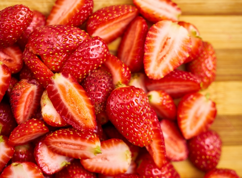 案板上成堆被切开的草莓