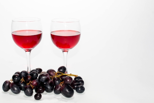 白色背景高脚玻璃杯新鲜果汁美味葡萄