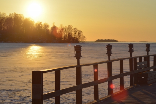 傍晚阳光天空下户外自然湖泊