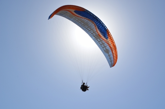 晴朗天气极限运动跳伞者仰望光影