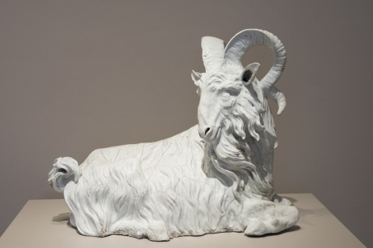 室内灯光下白色石质艺术山羊雕塑