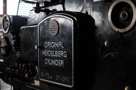 建筑室内古典历史黑色轿车