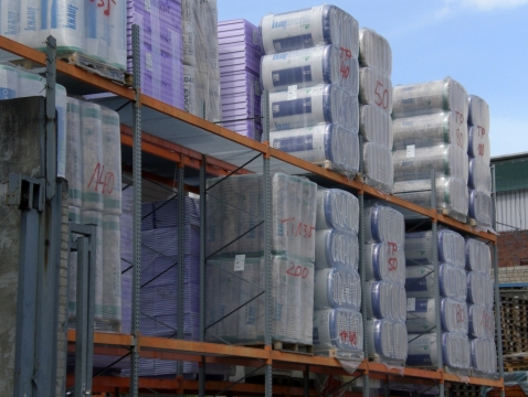 货架上整齐码放着的货物