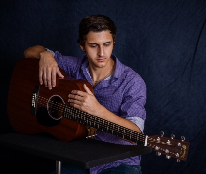 黑色背景调试木制吉他乐器男性