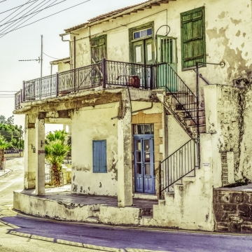 城市街道古老破旧黄色墙壁建筑