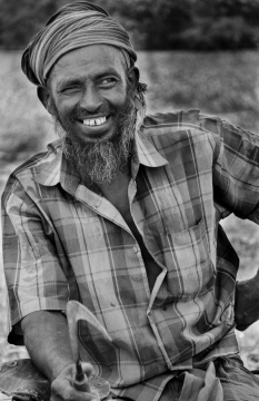 黑白户外蓄胡老年男性肖像写真