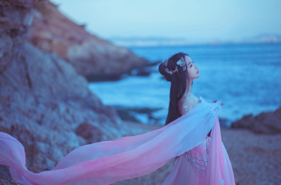 美女摄影_丝质古装美人海边回眸忧郁写真