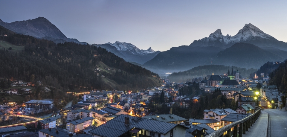 夜晚群山包围的城市房屋灯火通明