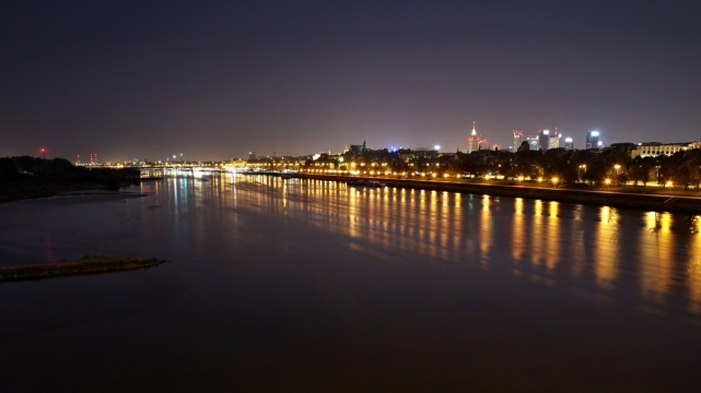 夜晚宁静的城市中微微发热的灯光