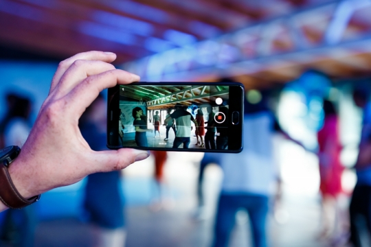 室内戴手表男性用手机摄像