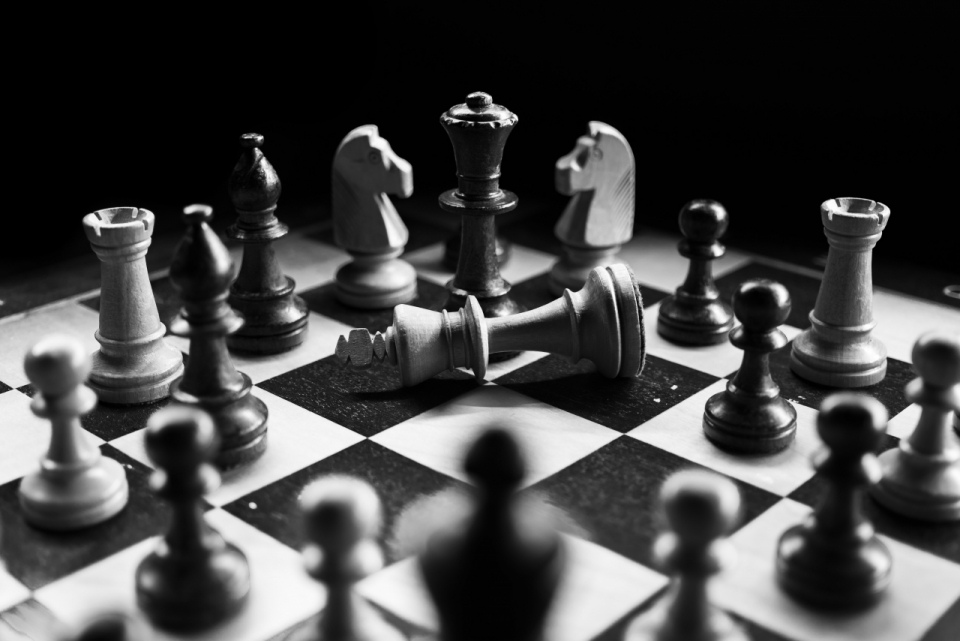 国际象棋棋盘黑白静物摄影