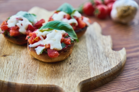 餐桌上水果色拉蛋糕美食甜品