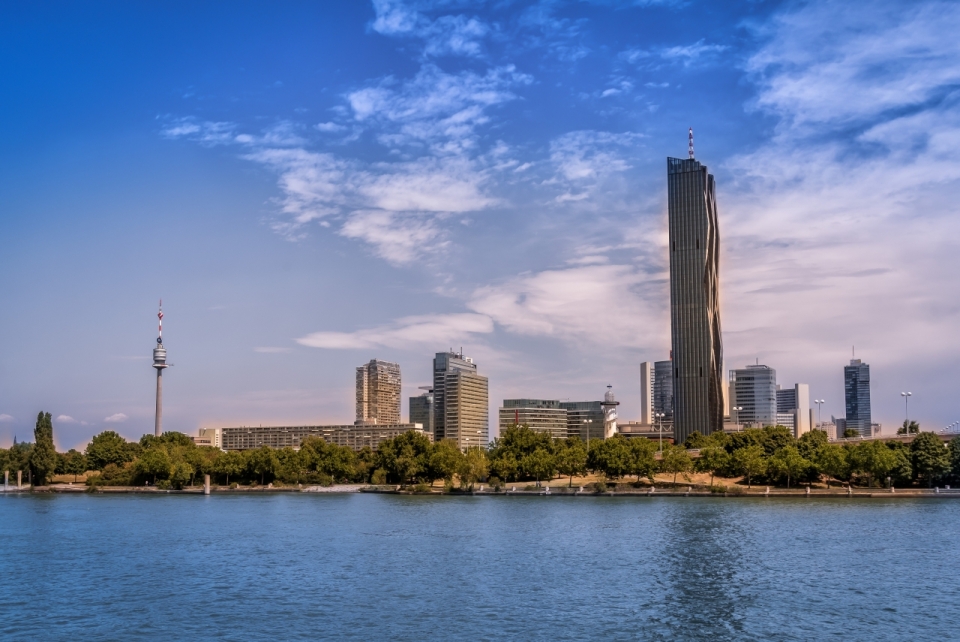 城市湖边玻璃建筑绿化风景