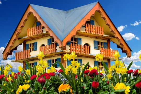 花丛间的木制房屋模型