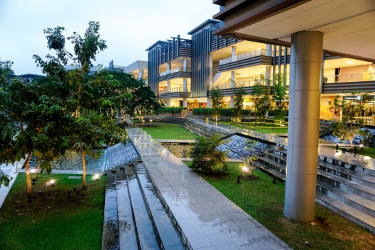 华丽酒店庭院花草流水风光